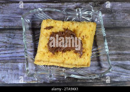 mille-feuille, millefeuille, Napoléon, vanille et tranche de crème nappée et recouverte de pâte à tartiner au chocolat noisette, dessert français à base de pâte feuilletée Banque D'Images