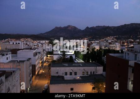 La ville de Tétouan depuis le sommet la nuit Banque D'Images