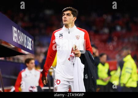 Séville, Espagne. 29 novembre 2023. Juanlu (26) du Sevilla FC vu lors du match des Champions de l'UEFA entre le Sevilla FC et le PSV Eindhoven à l'Estadio Ramon Sanchez Pizjuan à Séville. (Crédit photo : Gonzales photo/Alamy Live News Banque D'Images