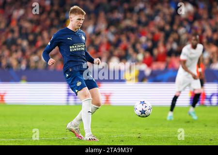 Séville, Espagne. 29 novembre 2023. Jerdy Schouten (22) du PSV Eindhoven vu lors du match de l'UEFA Champions League entre le Sevilla FC et le PSV Eindhoven à l'Estadio Ramon Sanchez Pizjuan à Séville. (Crédit photo : Gonzales photo/Alamy Live News Banque D'Images