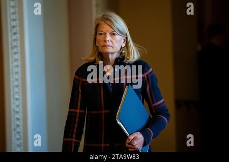 Washington, États-Unis. 29 novembre 2023. La sénatrice Lisa Murkowski (R-AK) traverse le Capitole des États-Unis, à Washington, DC, le mercredi 29 novembre, 2023. (Graeme Sloan/Sipa USA) crédit : SIPA USA/Alamy Live News Banque D'Images