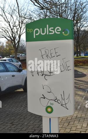 Slogan : 'Free Palestine' écrit sur un avis de pouls BP dans Central Milton Keynes. Banque D'Images