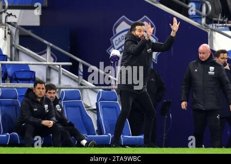 Cardiff, Royaume-Uni. 28 novembre 2023. Carlos Corberan, le Manager de West Bromwich Albion instruit ses joueurs pendant le match. Match de championnat EFL Skybet, Cardiff City contre West Bromwich Albion au Cardiff City Stadium à Cardiff, pays de Galles, le mardi 28 novembre 2023. Cette image ne peut être utilisée qu'à des fins éditoriales. Usage éditorial uniquement, photo par Andrew Orchard/Andrew Orchard photographie sportive/Alamy Live News crédit : Andrew Orchard photographie sportive/Alamy Live News Banque D'Images