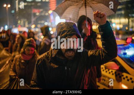 Besiktas, Istanbul, Turquie. 29 novembre 2023. Les pro-palestiniens crient des slogans lors d'une manifestation devant le consulat israélien à Istanbul. (Image de crédit : © Tolga Uluturk/ZUMA Press Wire) USAGE ÉDITORIAL SEULEMENT! Non destiné à UN USAGE commercial ! Banque D'Images