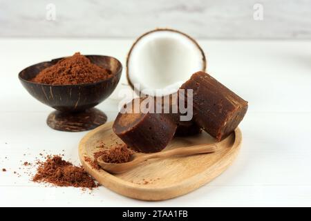 Forme granulaire et en bloc de dugar de palmier brun Prganic ou de sucre de noix de coco fabriqué à partir de jus de noix de coco. Sur fond blanc Banque D'Images