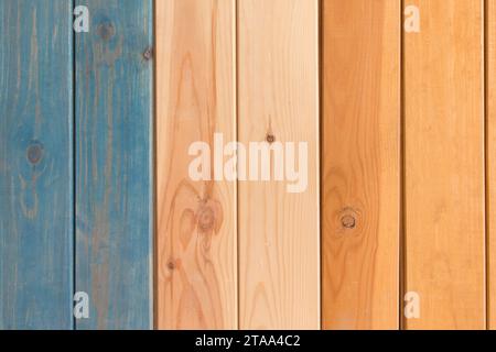 Lignes de rayures verticales en bois Planks trois 3 couleurs Orange lumière et fond de texture de peinture bleue. Banque D'Images