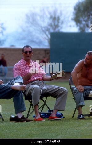 TUCSON, AZ - MARS 1955 : le directeur général Hank Greenberg des Indians de Cleveland est assis et regarde les joueurs pendant l'entraînement de printemps vers mars 1955 à Tucson, Arizona. (Photo de Hy Peskin) *** Légende locale *** Hank Greenberg Banque D'Images