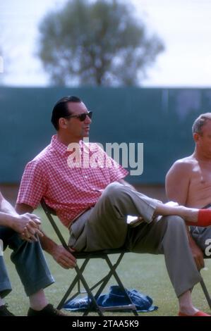 TUCSON, AZ - MARS 1955 : le directeur général Hank Greenberg des Indians de Cleveland est assis et regarde les joueurs pendant l'entraînement de printemps vers mars 1955 à Tucson, Arizona. (Photo de Hy Peskin) *** Légende locale *** Hank Greenberg Banque D'Images