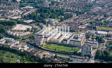 Vue aérienne par drone montrant une partie des nouveaux développements de logements riverains de Bath. Banque D'Images