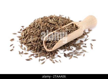 Cuillère de graines de carvi aromatique (cumin perse) isolées sur blanc Banque D'Images