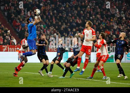 Munich, Allemagne. 29 novembre 2023. Kamil Grabara (2e L), gardien de Copenhague, sauve le ballon lors du match de football entre le Bayern Munich et Copenhague à Munich, en Allemagne, le 29 novembre 2023. Crédit : Philippe Ruiz/Xinhua/Alamy Live News Banque D'Images