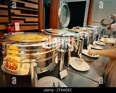 Buffet et beaucoup de nourriture dans l'hôtel Banque D'Images