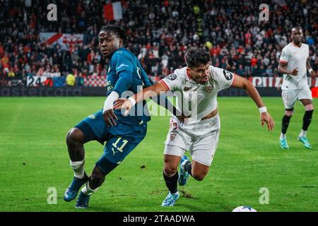 Séville, Espagne. 29 novembre 2023. Marcos Acuna, de Séville, affronte Johan Bakayoko, du PSV, lors du match du groupe B de l'UEFA Champions League entre le Sevilla FC et le PSV Eindhoven à Séville, en Espagne, le 29 novembre 2023. Crédit : Zhang Yuheng/Xinhua/Alamy Live News Banque D'Images