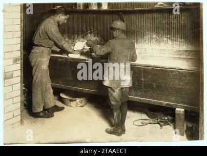 Vincenzo Messina, 15 ans et frère Angelo, 11 ans, faisant du pain pour père, 174 Salem Street. Vincenzo travaille de nuit maintenant, de 5 h à 5 h. il travaille habituellement en quart de jour. Banque D'Images