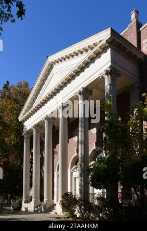 Ellensburg, WA, USA - 20 octobre 2023 ; Shaw Smyser Hall avec colonnes corinthiennes sur le campus de l'Université de Washington central Banque D'Images