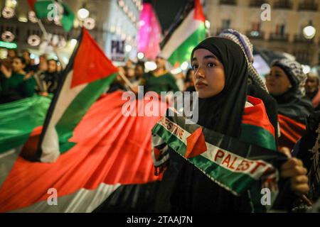 Un manifestant tient un foulard aux couleurs du drapeau palestinien lors d'un rassemblement pro-palestinien à la Puerta del sol de Madrid. Manifestation appelée sous le slogan "29-N : non à la partition de la Palestine" à l'occasion de la Journée internationale de solidarité avec le peuple palestinien, qui est célébrée chaque 29 novembre pour commémorer le jour où, en 1947, l'Assemblée des Nations Unies a approuvé la résolution 181 sur la partition de la Palestine et la création de l'État d'Israël. (Photo de David Canales/SOPA Images/Sipa USA) Banque D'Images