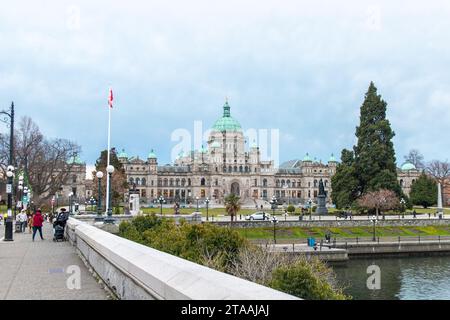 Victoria, CANADA - janvier 4 2023 : image des édifices du Parlement de la Colombie-Britannique, siège de l'Assemblée législative de la Colombie-Britannique, depuis Inner Harbo Banque D'Images