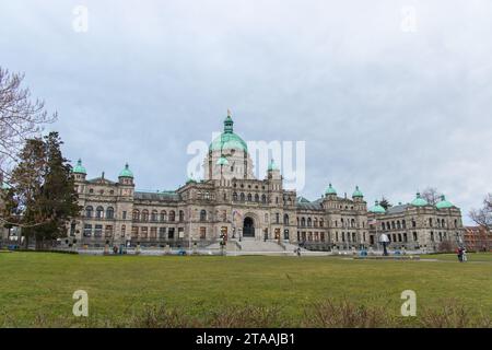 Victoria, CANADA - Jan 4 2023 : image des édifices du Parlement de la Colombie-Britannique, qui abritent l'Assemblée législative de la Colombie-Britannique, par temps nuageux. Banque D'Images