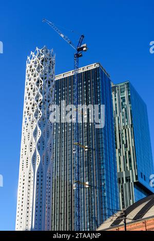 La Tour de lumière (conduits pour le réseau de chaleur du quartier civique), le bloc de tour Viadux et la Tour Beetham, Manchester, Angleterre, Royaume-Uni. Banque D'Images