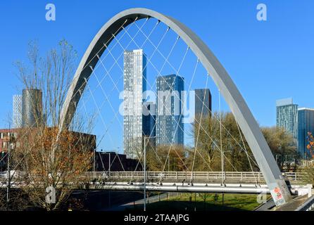 Les immeubles d'appartements Deansgate Square vus à travers le pont Hulme Arch, Manchester, Angleterre, Royaume-Uni Banque D'Images