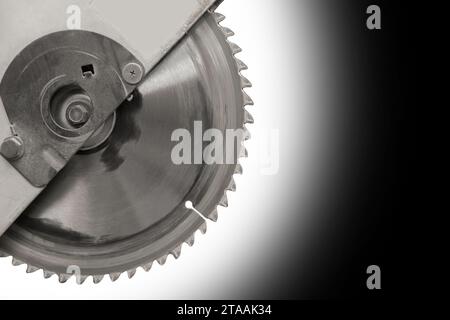 Scie circulaire pointes tranchantes lame diamantée machine gros plan équipement industriel outil de sciage isolé Noir blanc dégradé de couleur fond. Banque D'Images