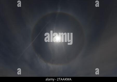 Halo à 22° autour de la lune, au-dessus de Manchester UK. Causé par la lumière de lune étant réfracté par des cristaux de glace hexagonaux suspendus dans l'atmosphère. Banque D'Images