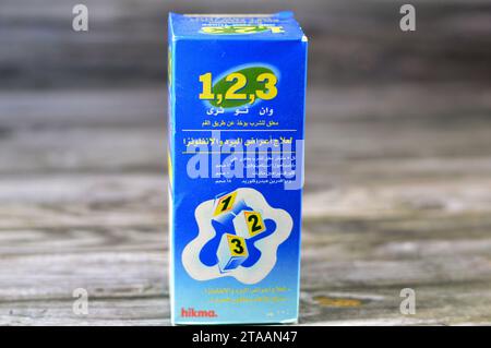 Le Caire, Egypte, novembre 20 2023 : One Two Three 123 suspension orale de grippe froide pour les enfants pour soulager les symptômes, paracétamol (acétaminophène) 160mg, PSE Banque D'Images