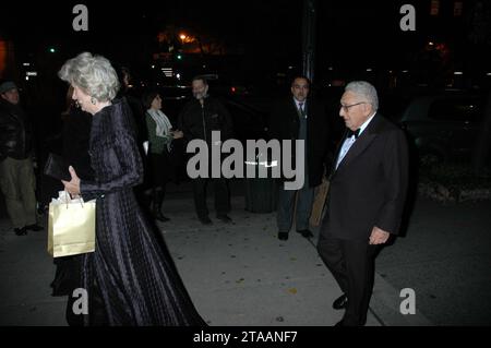 Manhattan, États-Unis d'Amérique. 29 novembre 2007. NEW YORK - NOVEMBRE 29 : l'ancien secrétaire d'État Henry Kissinger, arrive pour le dîner de gala de l'Espagne le 29 novembre 2007 à New York. Personnes : Henry Kissinger crédit : Storms Media Group/Alamy Live News Banque D'Images
