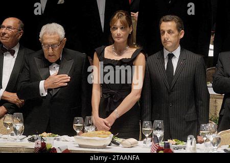 Manhattan, États-Unis d'Amérique. 23 septembre 2008. NEW YORK - SEPTEMBRE 23 : (de droite à gauche) le président français Nicolas Sarkozy, son épouse Carla Bruni Sarkozy et l'ancien secrétaire d'État Henry Kissinger assistent au dîner de remise des prix de la Fondation appel de conscience 2008 à l'hôtel Waldorf-Astoria le 23 septembre 2008 à New York. Sarkozy a reçu le prix appel de conscience World Statesman Award pour son leadership dans la promotion de la liberté, de la tolérance et de la compréhension interreligieuse : Henry Kissinger, Nicolas Sarkozy, Carla Bruni Sarkozy crédit : Storms Media Group/Alamy Live News Banque D'Images