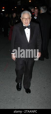Manhattan, États-Unis d'Amérique. 29 novembre 2007. NEW YORK - NOVEMBRE 29 : l'ancien secrétaire d'État Henry Kissinger, arrive pour le dîner de gala de l'Espagne le 29 novembre 2007 à New York. Personnes : Henry Kissinger crédit : Storms Media Group/Alamy Live News Banque D'Images