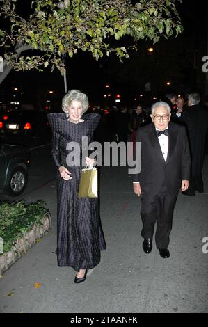 Manhattan, États-Unis d'Amérique. 29 novembre 2007. NEW YORK - NOVEMBRE 29 : l'ancien secrétaire d'État Henry Kissinger, arrive pour le dîner de gala de l'Espagne le 29 novembre 2007 à New York. Personnes : Henry Kissinger crédit : Storms Media Group/Alamy Live News Banque D'Images