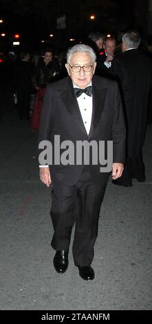 Manhattan, États-Unis d'Amérique. 29 novembre 2007. NEW YORK - NOVEMBRE 29 : l'ancien secrétaire d'État Henry Kissinger, arrive pour le dîner de gala de l'Espagne le 29 novembre 2007 à New York. Personnes : Henry Kissinger crédit : Storms Media Group/Alamy Live News Banque D'Images