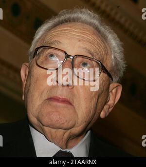 HENRY KISSINGER (né Heinz Alfred Kissinger ; 27 mai 1923 - 29 novembre 2023) était un diplomate américain, politologue, consultant géopolitique et homme politique qui a servi comme secrétaire d'État et conseiller à la sécurité nationale des États-Unis sous les administrations présidentielles de Richard Nixon et Gerald Ford. Pour ses actions de négociation d'un cessez-le-feu au Vietnam, Kissinger a reçu le prix Nobel de la paix 1973 dans des circonstances controversées. PHOTO PRISE LE : 8 mars 2007, New York, New York, États-Unis : HENRY KISSINGER à un événement McCain Exchange Forum qui s'est tenu au Hudson Theater au Millenn Banque D'Images