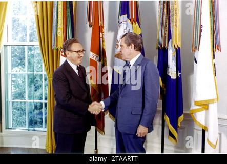HENRY KISSINGER (né Heinz Alfred Kissinger ; 27 mai 1923 - 29 novembre 2023) était un diplomate américain, politologue, consultant géopolitique et homme politique qui a servi comme secrétaire d'État et conseiller à la sécurité nationale des États-Unis sous les administrations présidentielles de Richard Nixon et Gerald Ford. Pour ses actions de négociation d'un cessez-le-feu au Vietnam, Kissinger a reçu le prix Nobel de la paix 1973 dans des circonstances controversées. PHOTO PRISE LE : 16 octobre 1973, Washington, District de Columbia, USA : Secrétaire d'État américain, Docteur HENRY KISSINGER, à gauche, qui sert également Banque D'Images