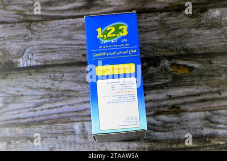 Le Caire, Egypte, novembre 20 2023 : One Two Three 123 suspension orale de grippe froide pour les enfants pour soulager les symptômes, paracétamol (acétaminophène) 160mg, PSE Banque D'Images