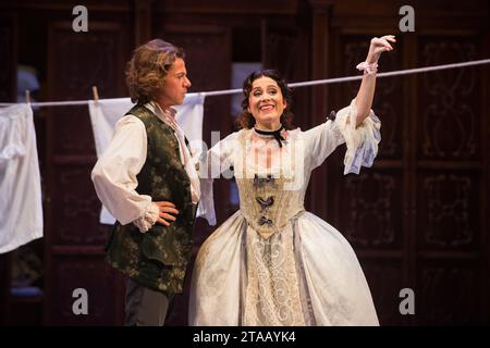 Malaga, Espagne. 29 novembre 2023. Des acteurs se produisent sur scène en participant à une répétition générale de l'opéra 'le nozze di Figaro' au Théâtre Cervantes. 'Le nozze di Figaro' fait partie de la saison lyrique et est joué par le baryton espagnol Carlos Álvarez entre autres artistes. Cet opéra buffo compte avec la musique du compositeur allemand Wolfgang Amadeus Mozart et raconte l'histoire de l'amour et de la fraîcheur des personnages principaux. 'Le Nozze di Figaro' se tiendra du 1 au 3 décembre au théâtre Cervantes. Crédit : SOPA Images Limited/Alamy Live News Banque D'Images