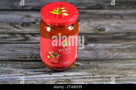 Le Caire, Egypte, novembre 1 2023 : Wadi Food sauce tomate purée, pâte de tomates, Wadi Food Company pour les aliments en conserve pour les industries alimentaires, foyer sélectif Banque D'Images