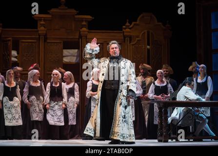 Malaga, Espagne. 29 novembre 2023. Des acteurs se produisent sur scène en participant à une répétition générale de l'opéra 'le nozze di Figaro' au Théâtre Cervantes. 'Le nozze di Figaro' fait partie de la saison lyrique et est joué par le baryton espagnol Carlos Álvarez entre autres artistes. Cet opéra buffo compte avec la musique du compositeur allemand Wolfgang Amadeus Mozart et raconte l'histoire de l'amour et de la fraîcheur des personnages principaux. 'Le Nozze di Figaro' se tiendra du 1 au 3 décembre au théâtre Cervantes. (Photo Jesus Merida/SOPA Images/Sipa USA) crédit : SIPA USA/Alamy Live News Banque D'Images