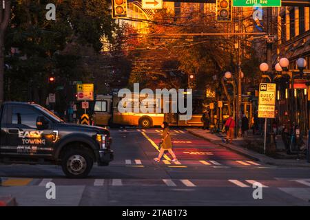 Seattle, États-Unis. 16 novembre 2023. Lumière dorée sur Pike et 3rd ave. Banque D'Images