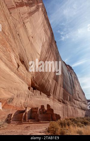 Ruine de la Maison Blanche et falaise avec vernis du désert, Canyon de Chelly National Monument, Chinle, Arizona Banque D'Images