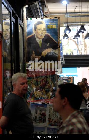 L'affiche de Carlos Gardel le chanteur, auteur-compositeur et acteur franco-argentin accroché à l'extérieur d'un magasin d'affiches antiques dans le marché de San Telmo. Banque D'Images