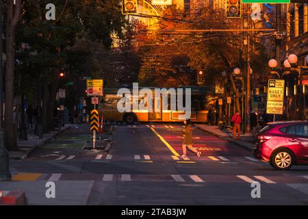 Seattle, États-Unis. 16 novembre 2023. Lumière dorée sur Pike et 3rd ave. Banque D'Images