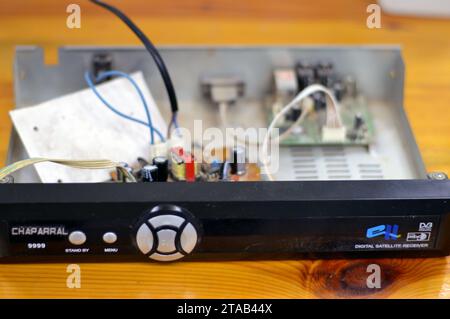 Le Caire, Egypte, octobre 24 2023 : récepteur de télévision par satellite à domicile Chaparral, intérieurs d'un récepteur satellite avec la carte d'alimentation et la carte principale, maintenanc Banque D'Images