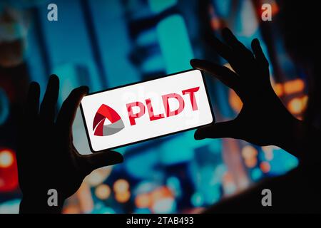 Brésil. 24 novembre 2023. Sur cette photo, le logo PLDT est affiché sur l'écran d'un smartphone. (Photo de Rafael Henrique/SOPA Images/Sipa USA) *** strictement à des fins éditoriales *** crédit : SIPA USA/Alamy Live News Banque D'Images
