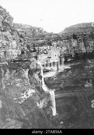 Vista General del monestir de Sant Miquel del FAI i cascada. Banque D'Images