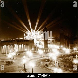 Vista panoràmica de la il·luminació nocturne del recinte de l'Exposició Universal de Barcelona. Banque D'Images