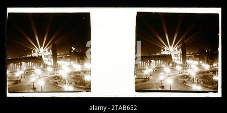 Vista panoràmica de la il·luminació nocturne del recinte de l’Exposició Universal presa des de la Plaça d’Espanya. Banque D'Images