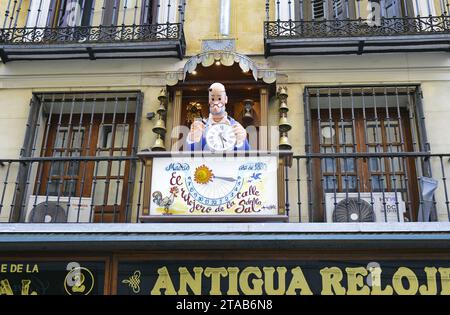 L'horloger sur la rue Salt dans le centre historique de Madrid, Espagne Banque D'Images