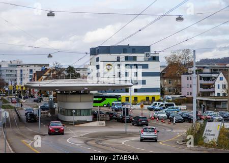 PRODUCTION - 20 novembre 2023, Bade-Württemberg, Weil am Rhein : des voitures attendent au poste frontière à Weil am Rhein-Friedlingen. La police fédérale intensifie actuellement les contrôles sur les voyageurs, y compris à la frontière avec la Suisse. Le ministre fédéral de l'intérieur, M. Faeser (SPD), a d'abord annoncé le 16 octobre des contrôles stationnaires aux frontières avec la Pologne, la République tchèque et la Suisse pendant dix jours, puis les a prolongés à plusieurs reprises. Elle a justifié cette démarche par la lutte contre l'immigration clandestine et le trafic de migrants. (À dpa ''pas plus de deux minutes' - vérifier sur la ligne 8 de Banque D'Images