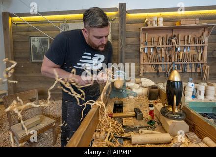 PRODUCTION - 27 novembre 2023, Saxe, Seiffen : le fabricant de jouets en bois Markus Füchtner tourne dans son atelier à Seiffen. En 1870, l'arrière-arrière-arrière-arrière-grand-père de Füchtner aurait fabriqué les premiers casse-noix Erzgebirge, qui représentent aujourd'hui l'Erzgebirge aux côtés des fumeurs et des pyramides du monde entier. L'artisanat poursuit la vieille tradition et a maintenant volé un mini casse-noix dans l'espace pour la première fois. Le casse-noisette Wilhelm des Monts Ore est maintenant de retour sur Terre après son voyage dans l'espace. Wilhelm a été lancé à la Station spatiale internationale (ISS) en 2021 et dépensé Banque D'Images